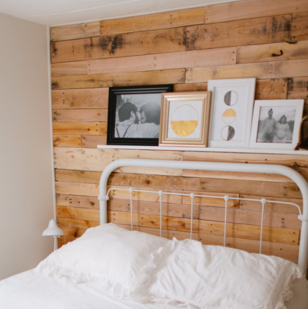 Dinding dengan aksen kayu serat alami